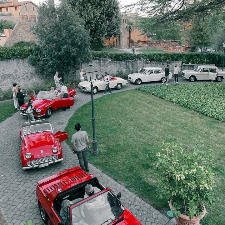 Esperienze Turistiche Uniche in Umbria, Toscana e Marche: Taxi Privato e Navetta Vintage per Giri Enogastronomici