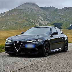 Noleggio Alfa Giulia Quadrifoglio nera in Abruzzo e Marche