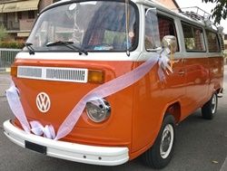 Pulmino T2 Volkswagen Arancio noleggio in Lombardia Milano