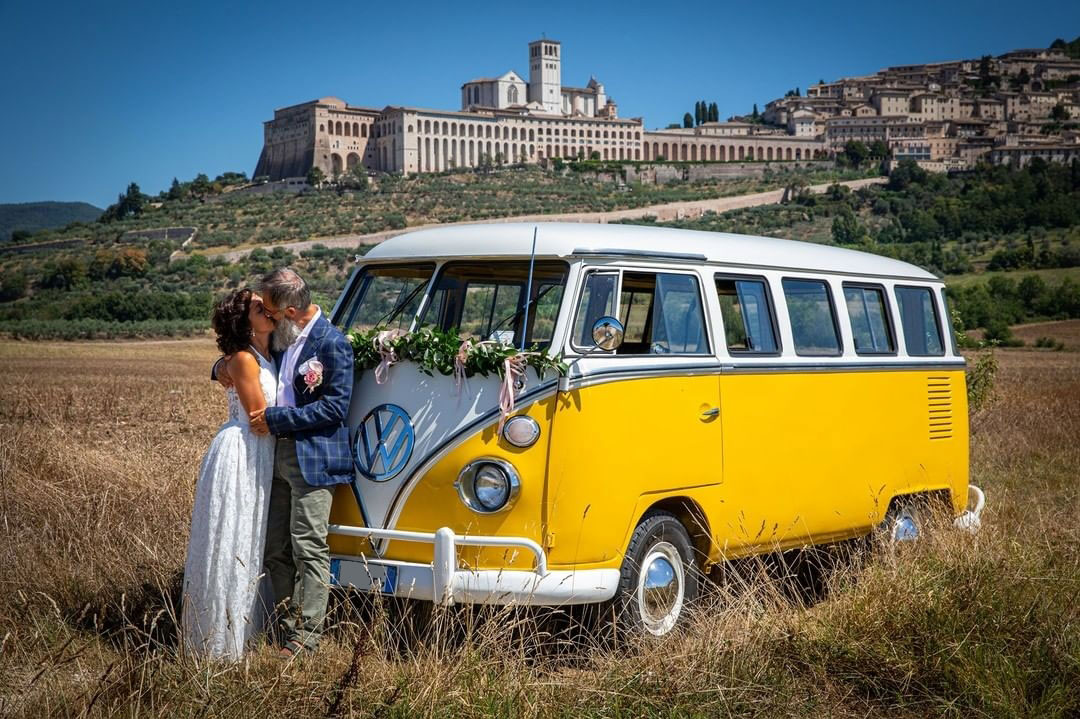 Noleggio pulmino t1 Volkswagen giallo ocra sposi cerimonie matrimoni eventi